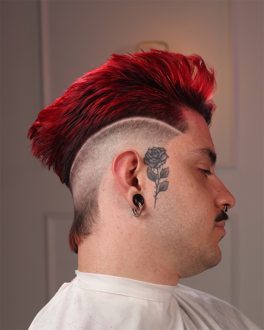 Coupe créative rouge avec motif rasé