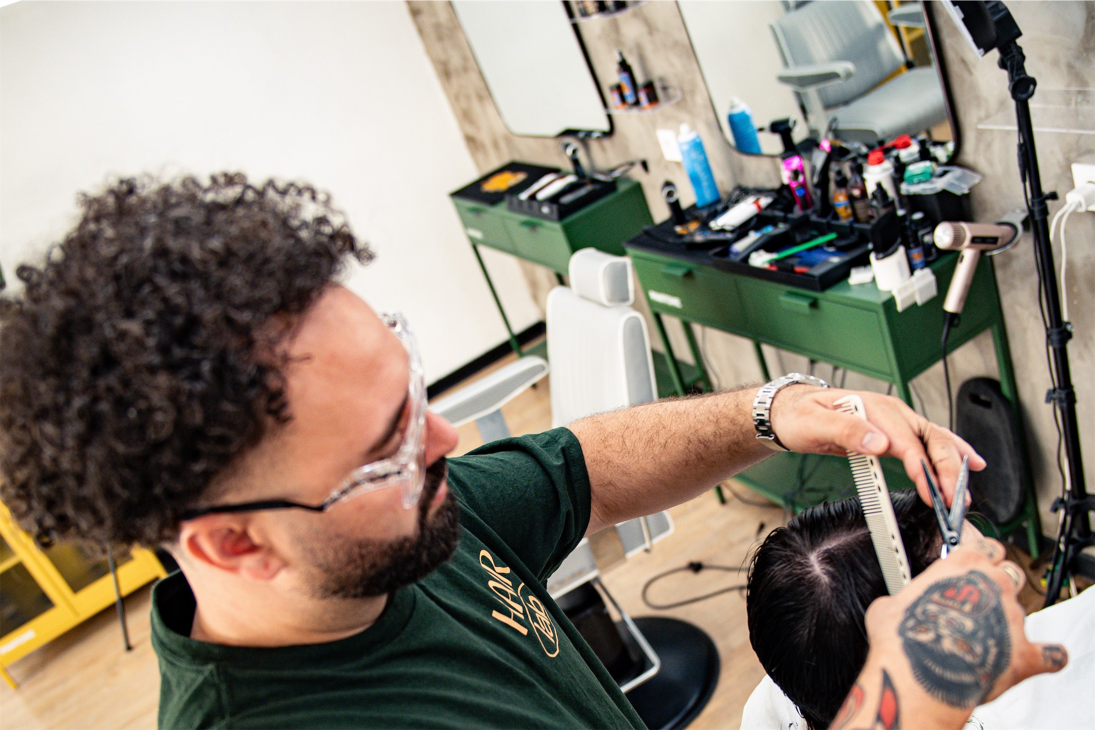 Tasio Castro au travail dans le salon Hair Lab