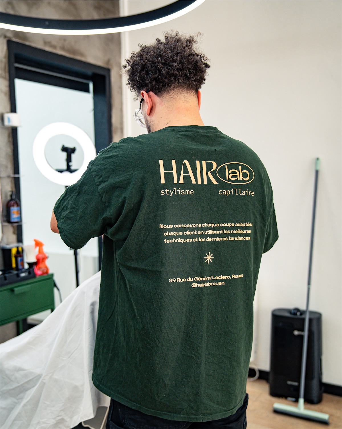 Tasio Castro de dos, t-shirt Hair Lab, dans le salon